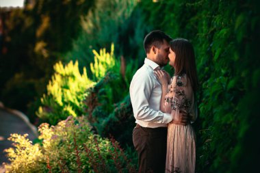 Güzel genç çift doğa arka plan üzerinde