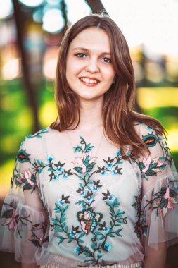 Doğada yaşayan güzel bir genç kız