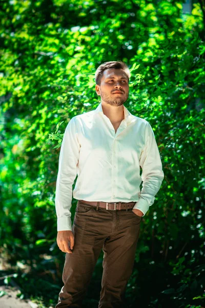 Guapo joven en el fondo de la naturaleza — Foto de Stock