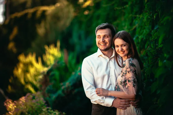 Güzel genç çift doğa arka plan üzerinde