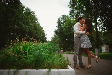 Güzel genç çift doğa arka plan üzerinde