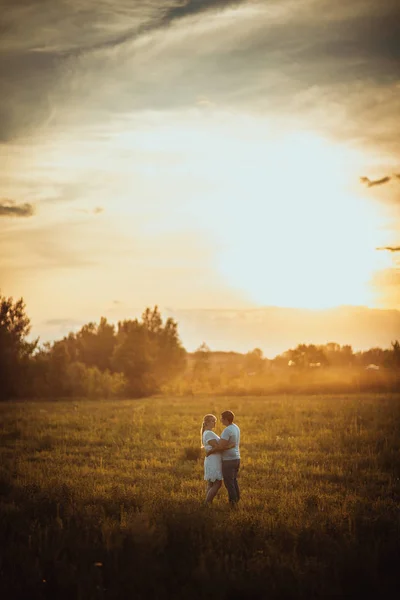 Love story man och kvinna på bakgrunden av höstackar solen — Stockfoto