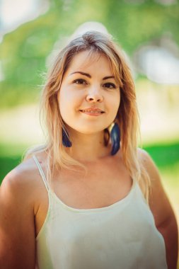 Arka plan bulanık bir genç güzel kız portresi