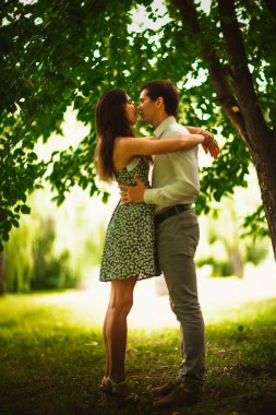 Siyah ve beyaz fotoğraf parkta güzel genç Çift