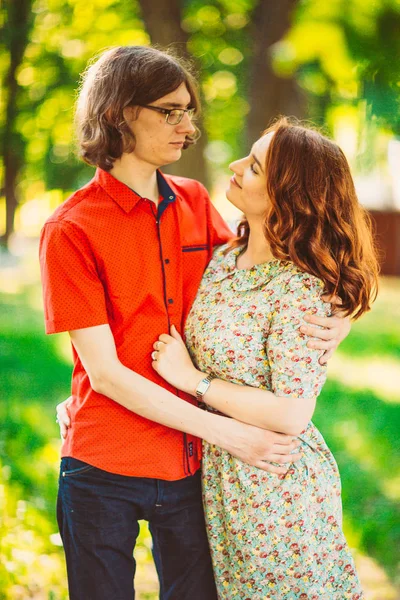 Bela jovem casal no fundo do parque — Fotografia de Stock