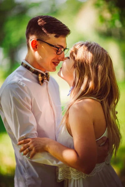 Junges schönes Paar auf verschwommenem natürlichen Hintergrund — Stockfoto