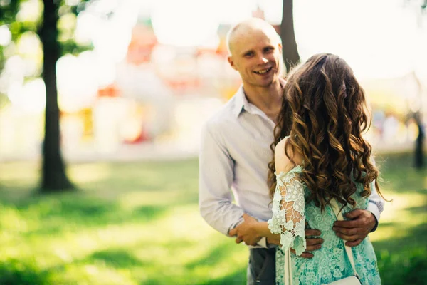 Hermosa pareja joven en el fondo del parque — Foto de Stock