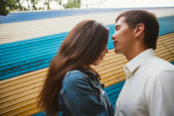 Bela jovem casal no fundo da cidade — Fotografia de Stock