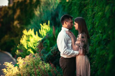 Güzel genç çift doğa arka plan üzerinde