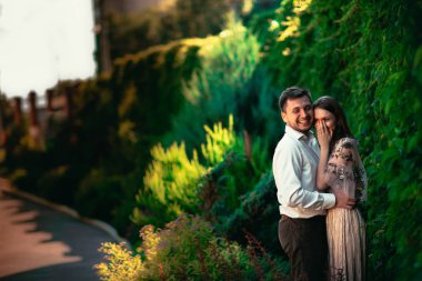 Güzel genç çift doğa arka plan üzerinde