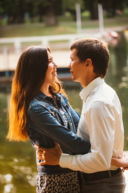 Gölün arka planında güzel genç bir çift