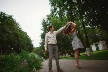 Güzel genç çift doğa arka plan üzerinde