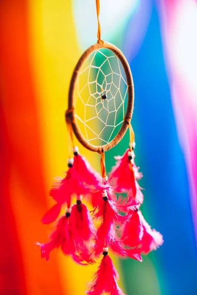 Atrapasueños en el fondo de la bandera del arco iris — Foto de Stock