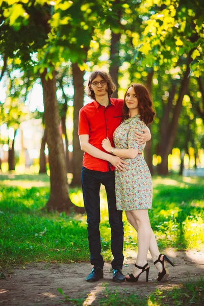 Bela jovem casal no fundo do parque — Fotografia de Stock