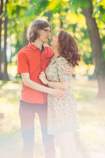 Park arka plan üzerinde güzel genç Çift