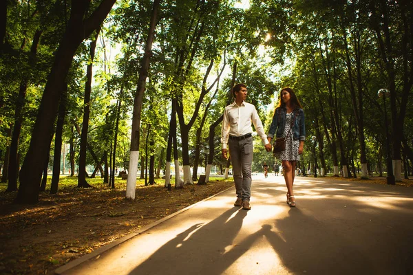 Foto en blanco y negro hermosa pareja joven en el parque —  Fotos de Stock