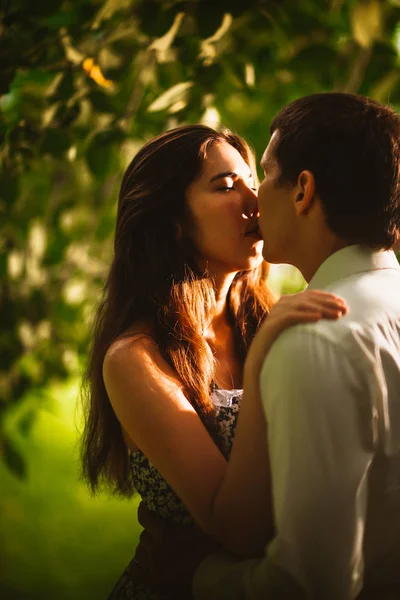 Foto en blanco y negro hermosa pareja joven en el parque — Foto de Stock