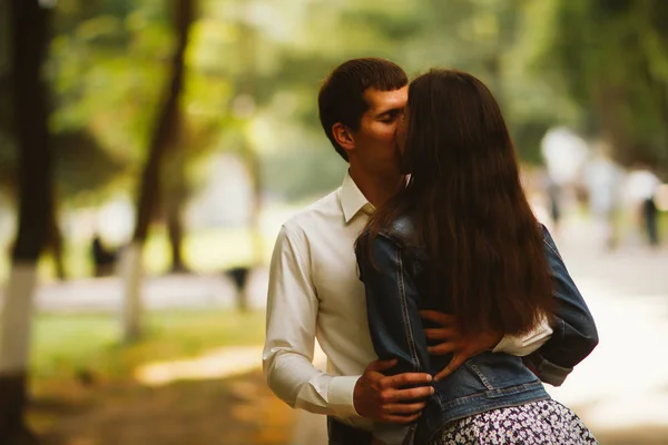 Preto e branco foto belo jovem casal no parque — Fotografia de Stock