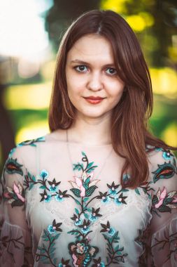 Doğada yaşayan güzel bir genç kız