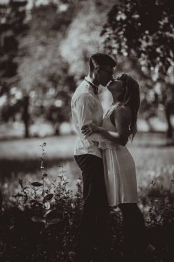 Bulanık doğal bir geçmişi olan genç ve güzel bir çift.