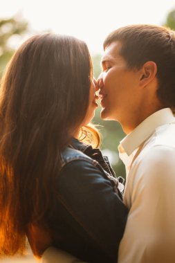 Gölün arka planında güzel genç bir çift