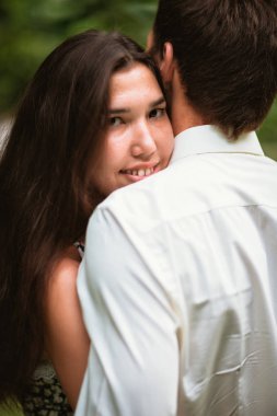 Parktaki güzel genç çift