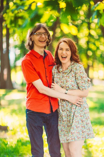 Bela jovem casal no fundo do parque — Fotografia de Stock