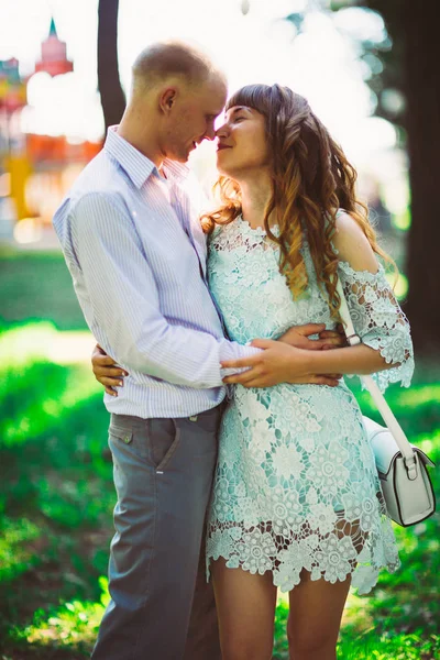 Bela jovem casal no fundo do parque — Fotografia de Stock