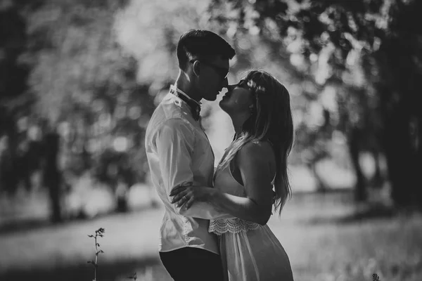 Foto preto e branco Jovem casal bonito em um fundo natural desfocado — Fotografia de Stock