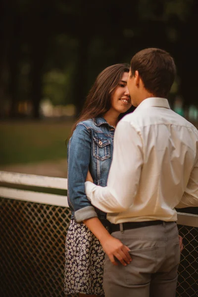 Beau jeune couple sur le front de mer — Photo