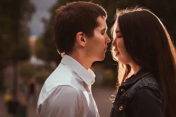 Casal jovem bonita na orla — Fotografia de Stock