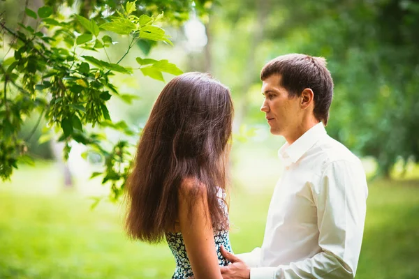 Belo jovem casal no parque — Fotografia de Stock