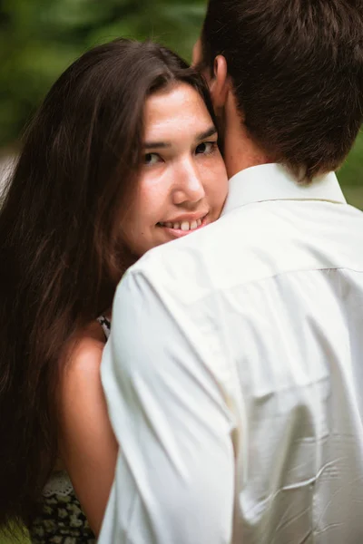 Belo jovem casal no parque — Fotografia de Stock