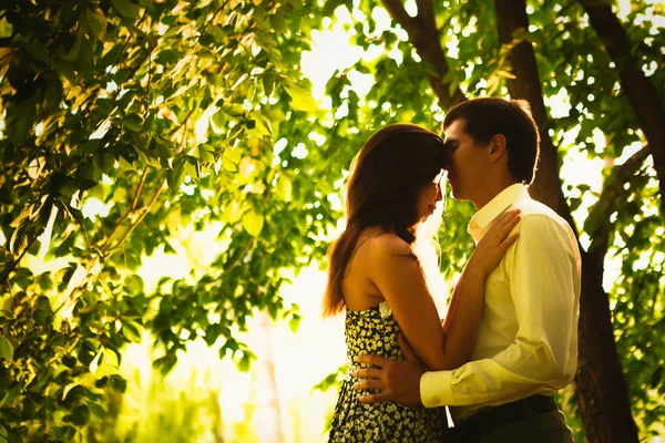 Parktaki güzel genç çift