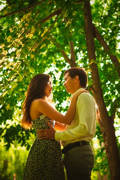 Parktaki güzel genç çift