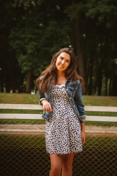 Belle jeune fille sur le front de mer — Photo