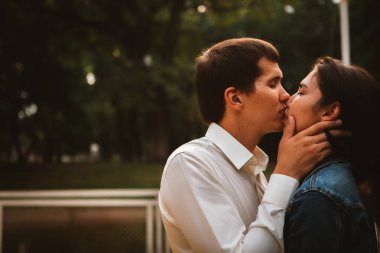 Rıhtımda güzel genç bir çift