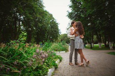 Güzel genç çift doğa arka plan üzerinde