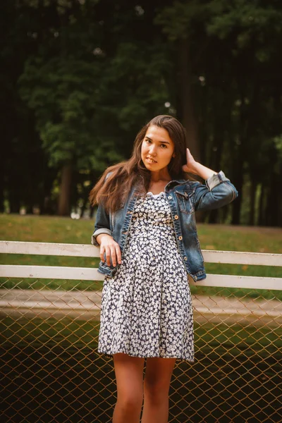 Rıhtımdaki güzel genç kız