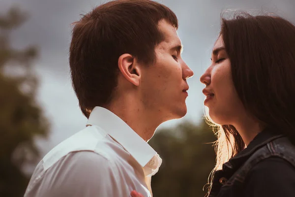 Casal jovem bonita na orla — Fotografia de Stock