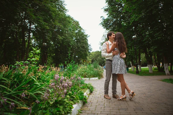 Güzel genç çift doğa arka plan üzerinde