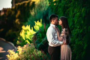 Güzel genç çift doğa arka plan üzerinde