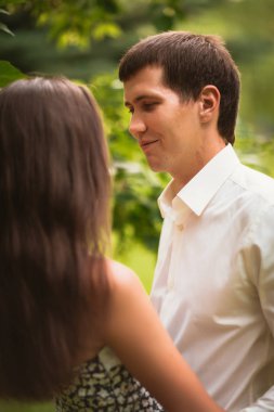Parktaki güzel genç çift
