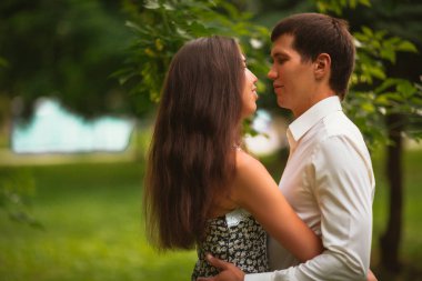 Parktaki güzel genç çift