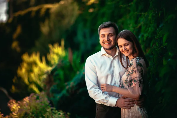 Schönes junges Paar auf einem Hintergrund in der Natur — Stockfoto