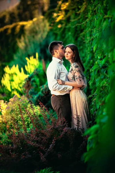 Belo jovem casal em um fundo de natureza — Fotografia de Stock