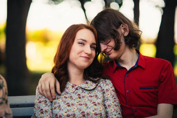 Beau jeune couple sur le fond du parc — Photo