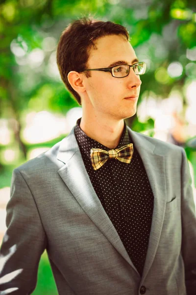 Beau jeune homme avec un nœud papillon — Photo