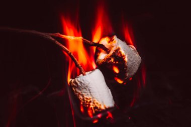Bir kamp ateşinin üzerinde marşmelov yakın çekim