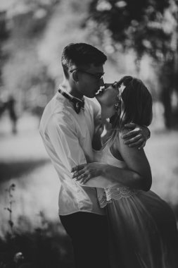 Siyah ve beyaz fotoğraf bulanık doğal zemin üzerine genç güzel Çift